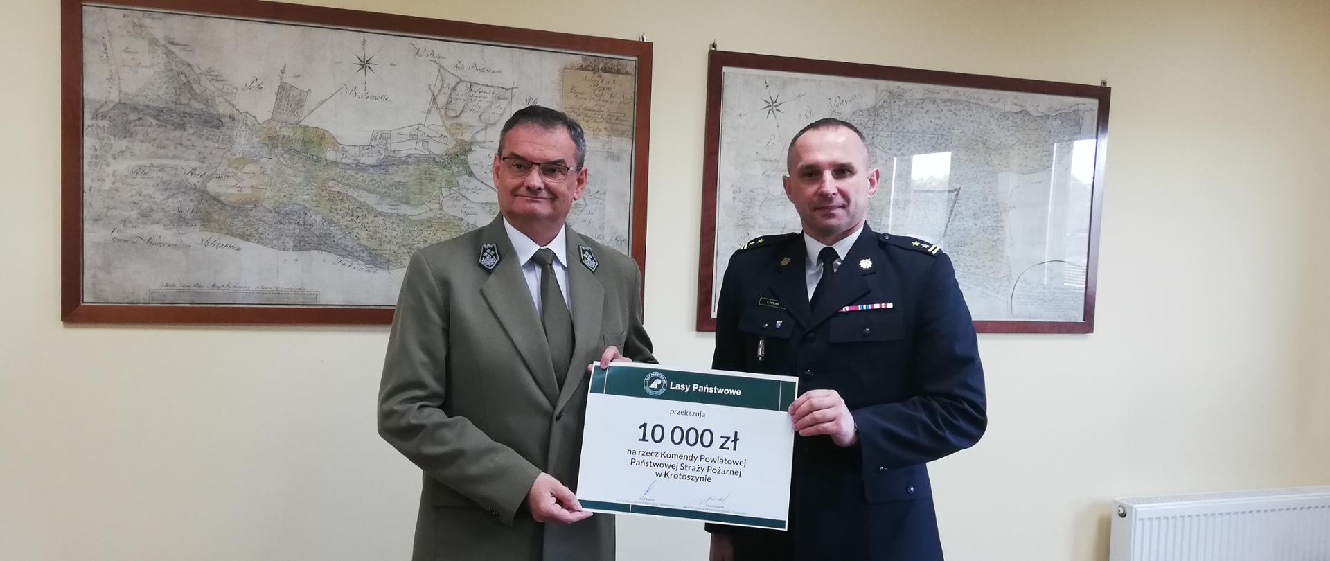 Zdjęcia przedstawia wręczanie promesy na dofinansowanie w sprzęt ratowniczy