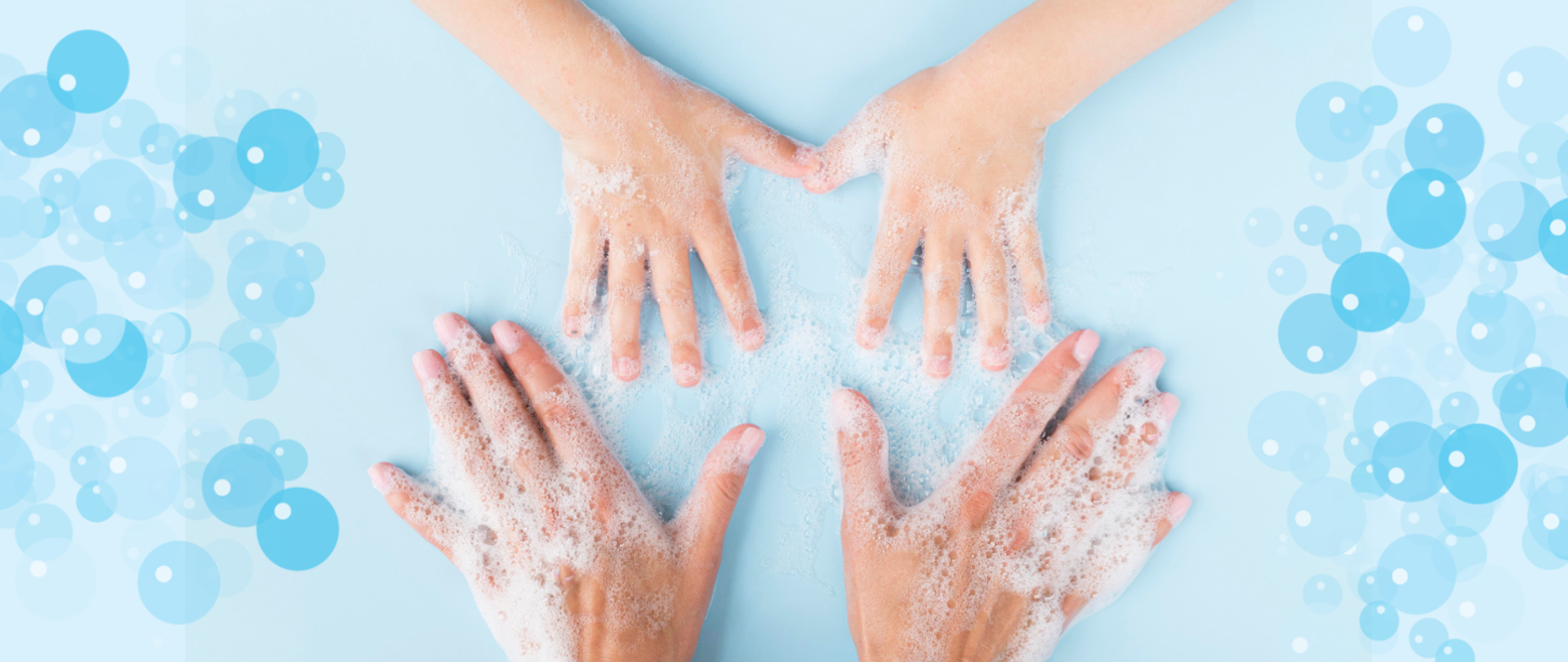 Ręce dzieci i dorosłego, piana mydlana, niebieskie bąbelki