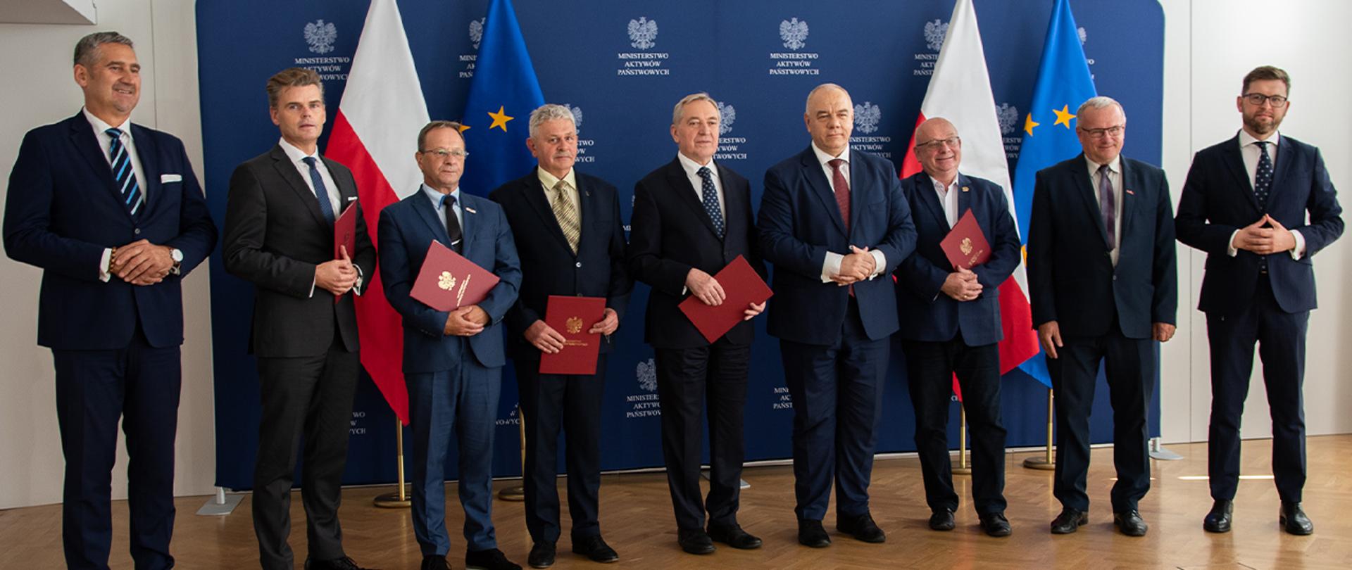 Wicepremier Jacek Sasin, wicepremier Henryk Kowalczyk, wiceminister Andrzej Śliwka, Zarząd KGS S.A. i strona społeczna NSZZ "Solidarność" stoją na tle ścianki z logotypami MAP. 