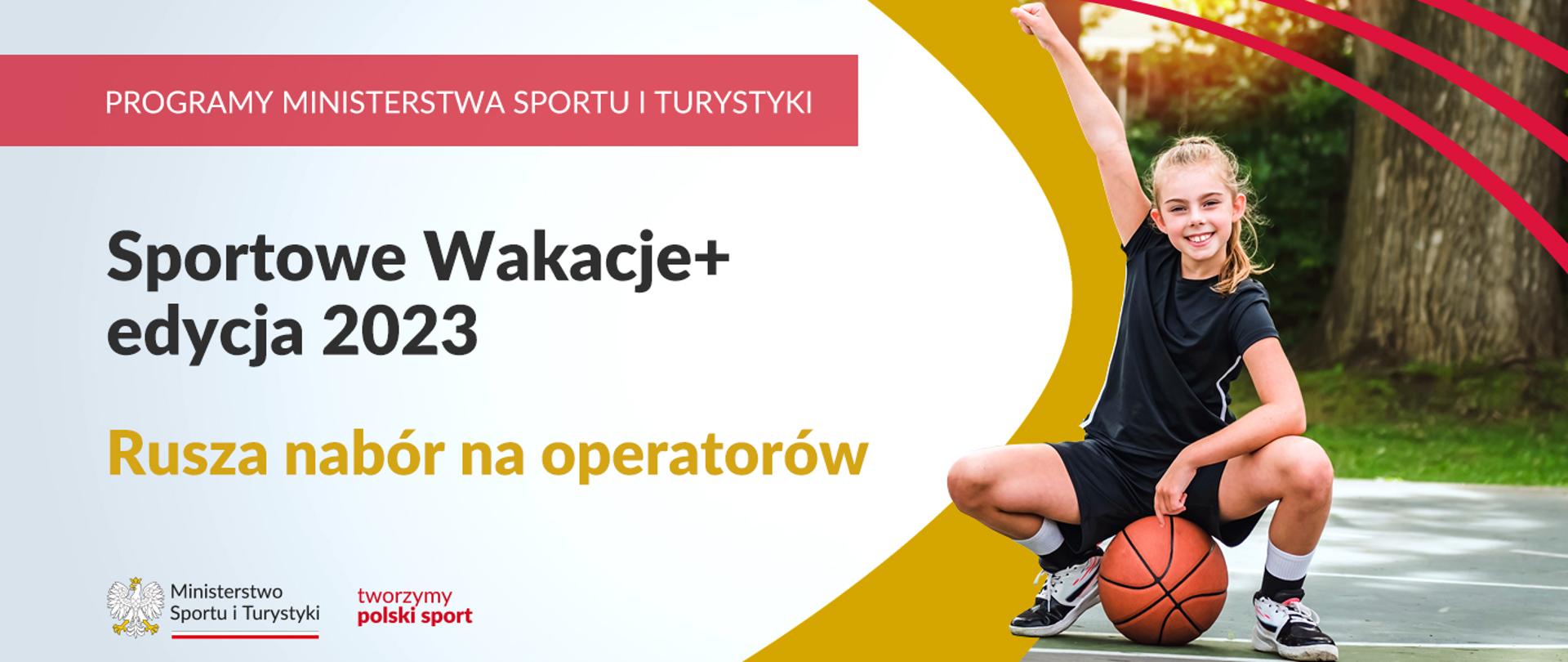 Rusza nabór na operatorów w Programie „Sportowe Wakacje+” - edycja 2023 - na grafice na górze napis Programy ministerstwa sportu i turystyki, pod napisami logo ministerstwa i hasło "tworzymy polski sport"; po prawej stronie zdjęcie uśmiechniętej dziewczynki w czarnym, sportowym stroju, z uniesioną ręką, siedzącej na piłce do koszykówki na plenerowym boisku do koszykówki; przez roślinność przebłyskuje światło zachodzącego słońca
