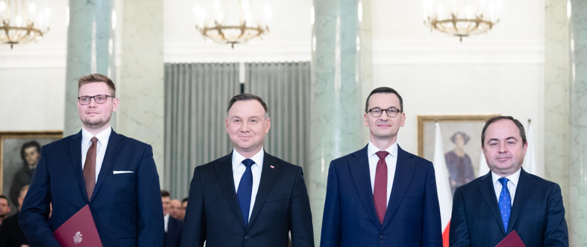 Minister Woś, prezydent, premier i minister Szymański.