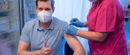 Wojewoda łódzki przyjmuje szczepionkę przeciwko grypie