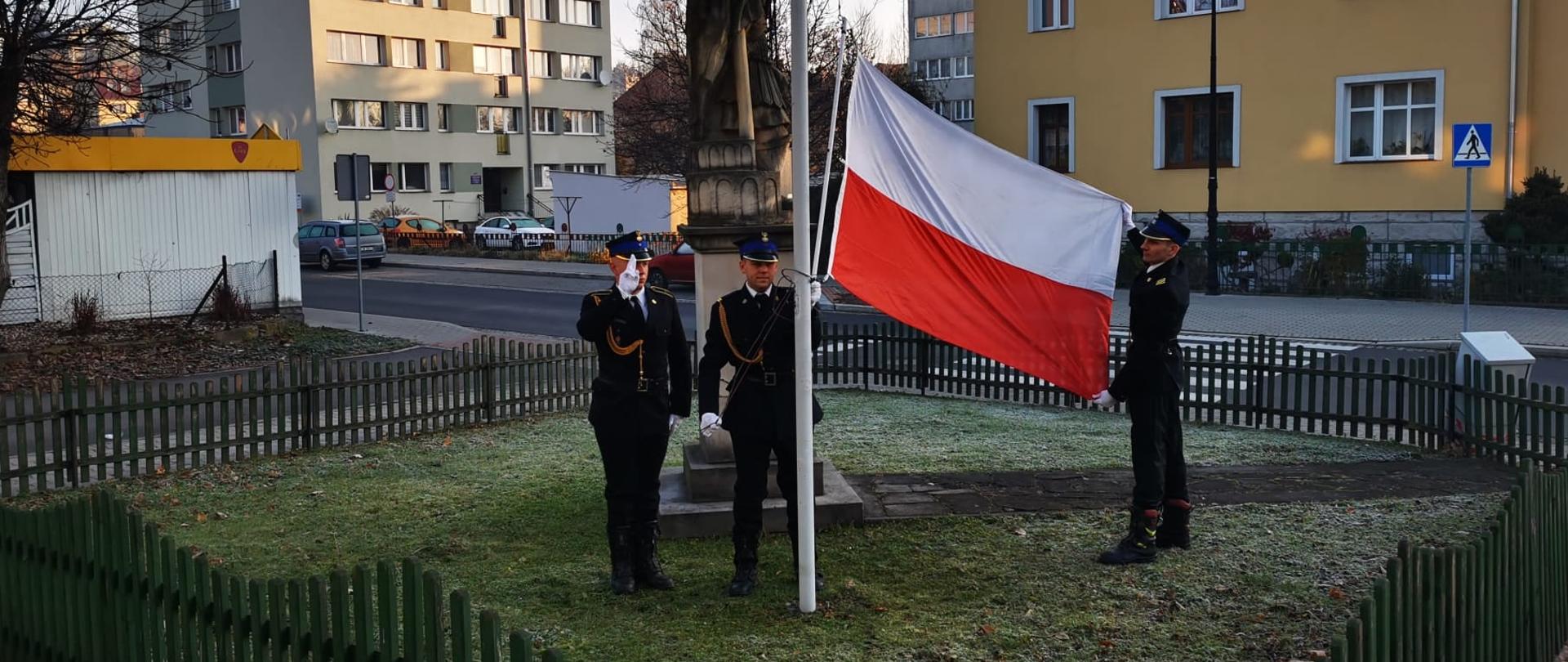 Zdjęcie przedstawia poczet flagowy w chwili podnoszenia Flagi Państwowej. 