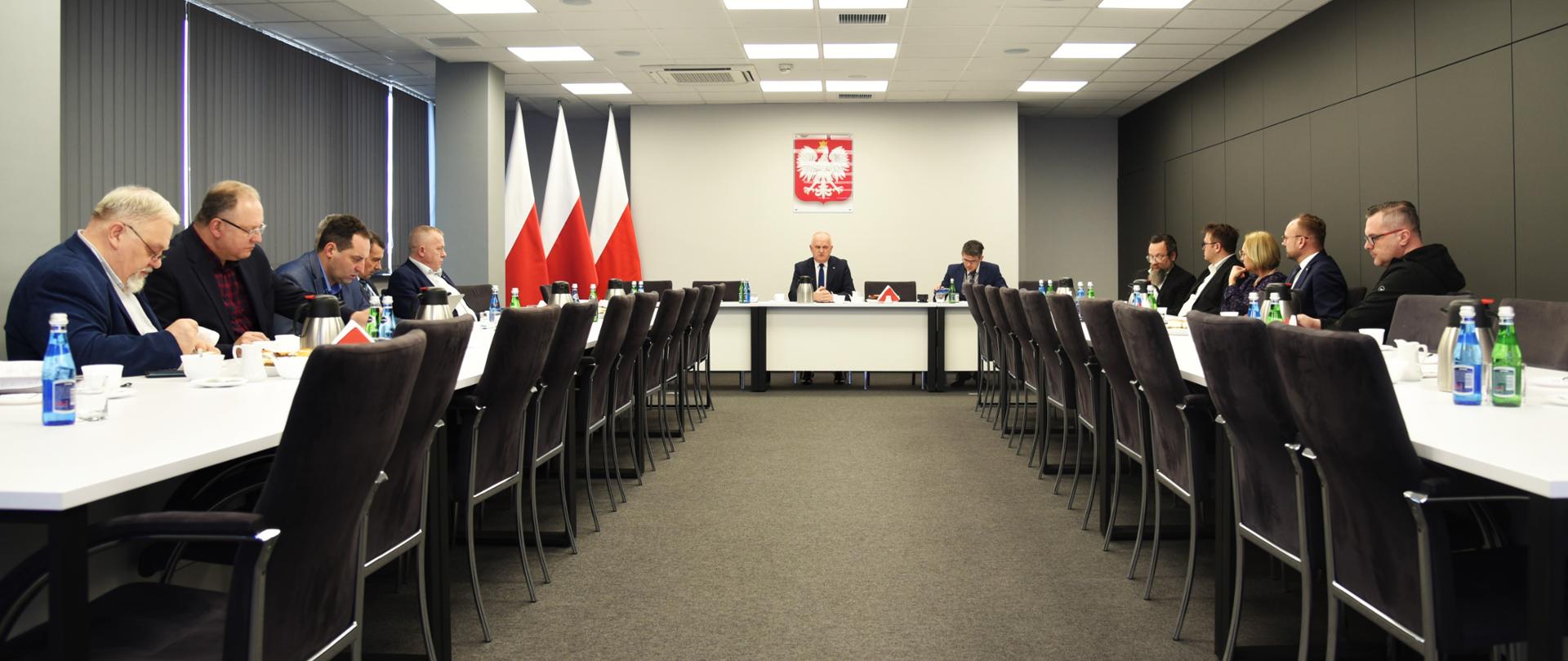 Widok sali w czasie posiedzenia komitetu organizacyjnego Gorzowskiego Sierpnia 1982