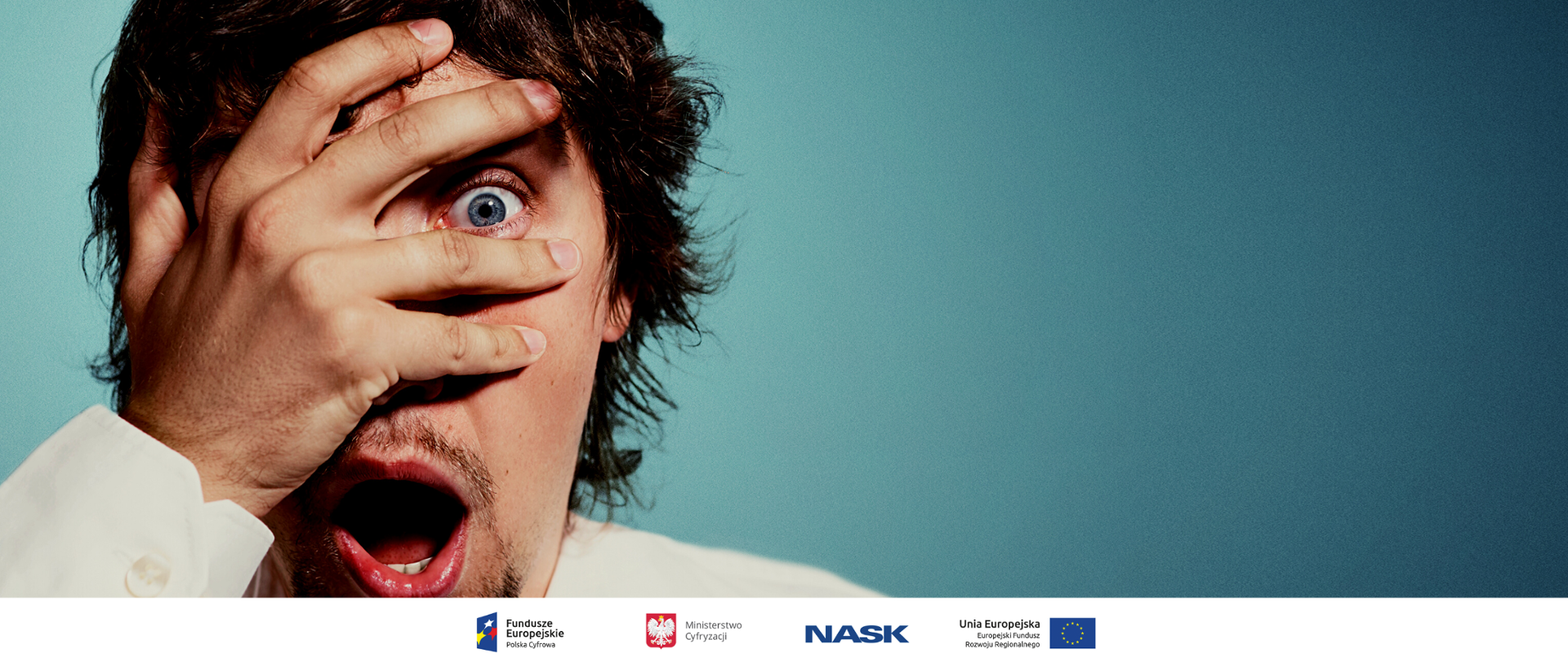 Zszokowany mężczyzna zakrywający dłonią jedno oko.