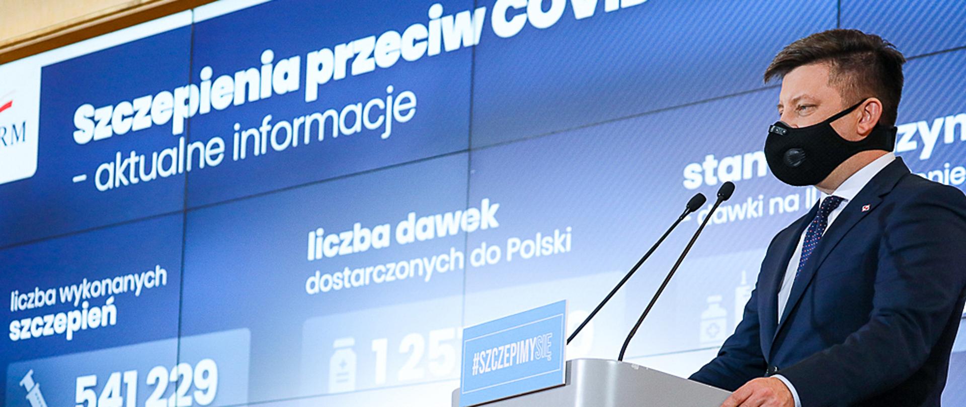 Michał Dworczyk podczas konferencji.