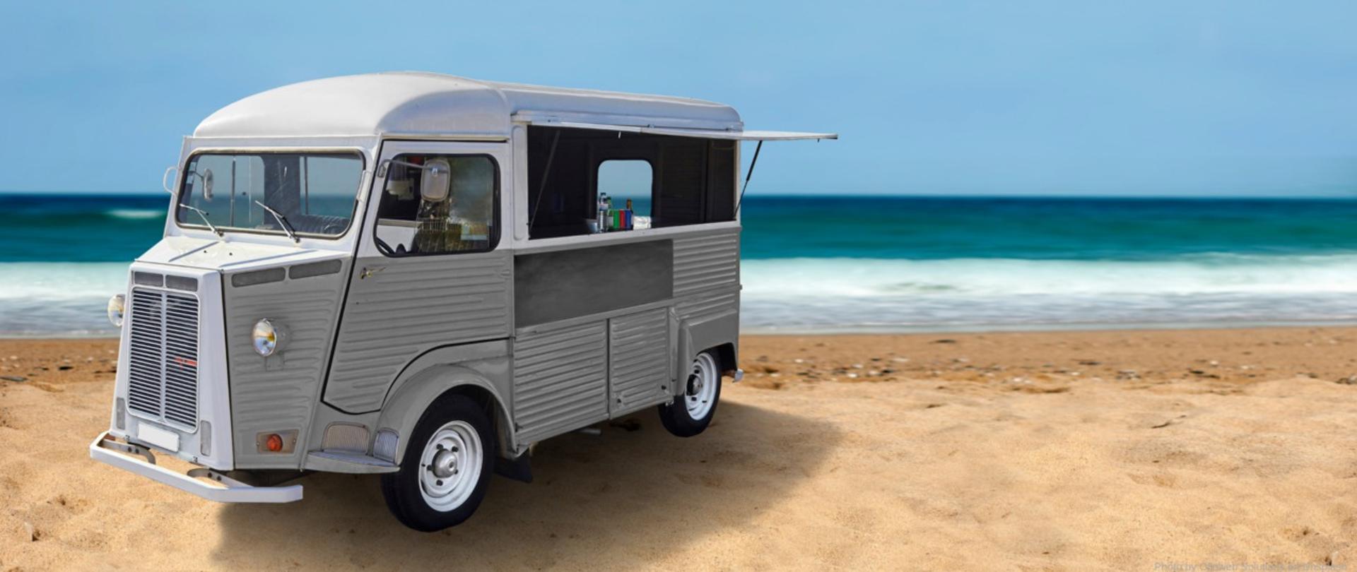 Ciężarówka typu food truck na plaży