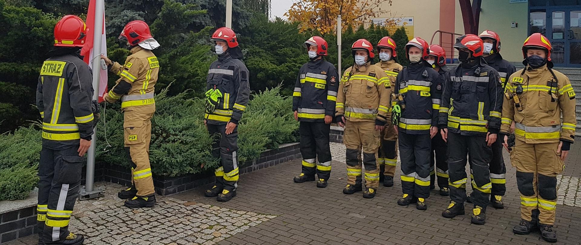 Uroczyste podniesienie flagi państwowej w Jednostkach Ratowniczo-Gaśniczych Komendy Miejskiej Państwowej Straży Pożarnej w Toruniu