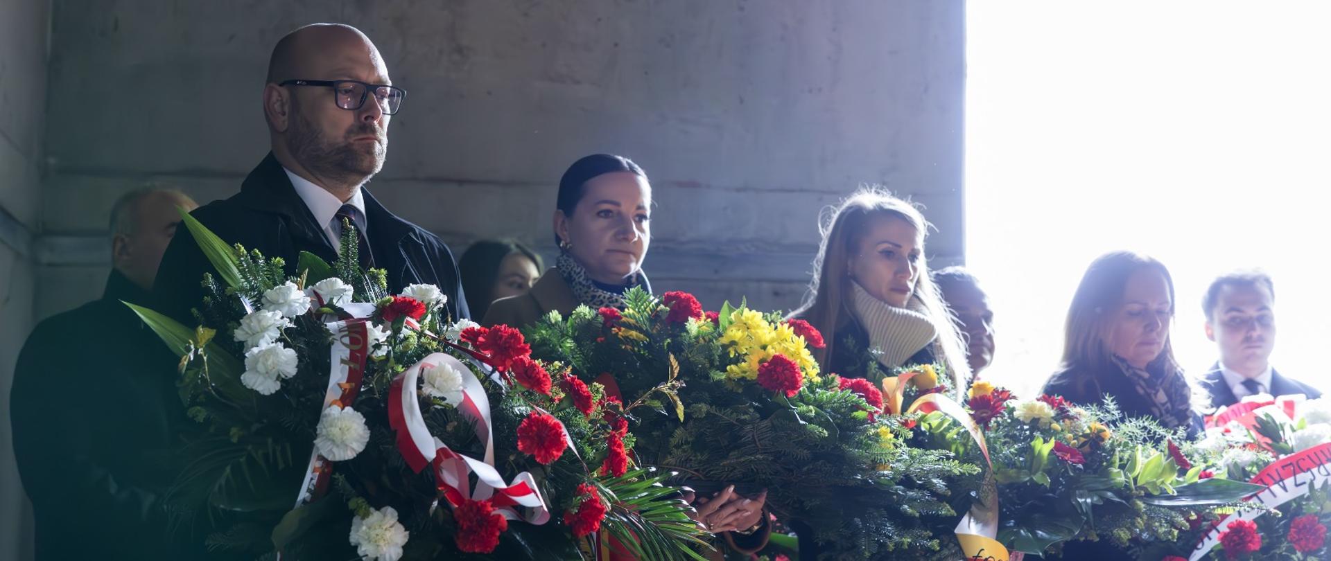 Dyrektor Biura Wojewody Tobiasz Puchalski podczas uroczystości 83. rocznicy wsiedleń Żydów do Getta Łódzkiego