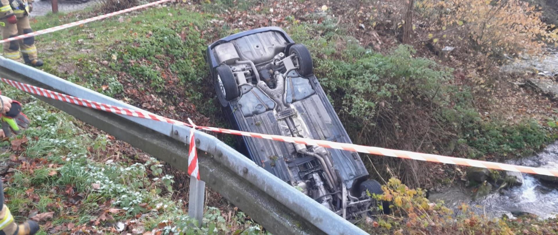 Samochód osobowy w korycie potoku