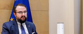 Wiceminister Paweł Jabłoński uczestniczy w wideokonferencji UNRWA