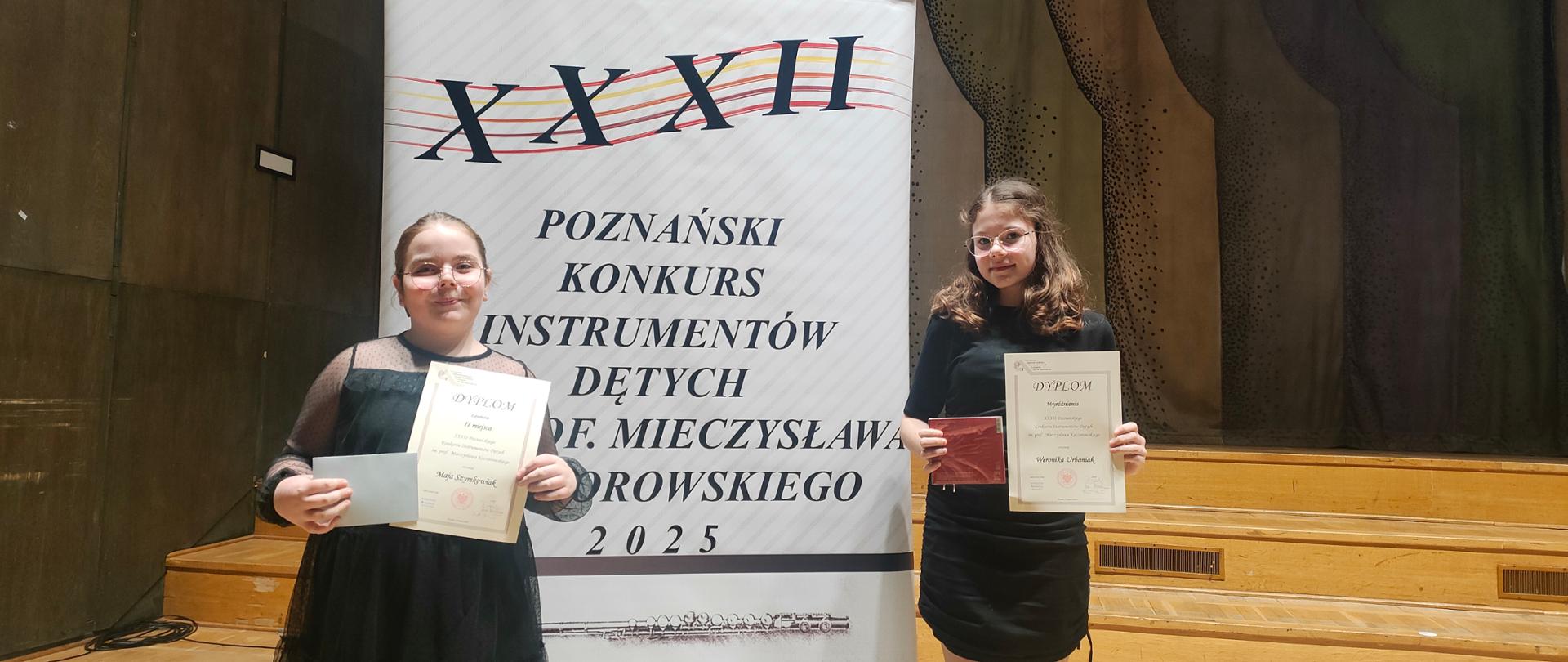 Dziewczynki przy banerze 