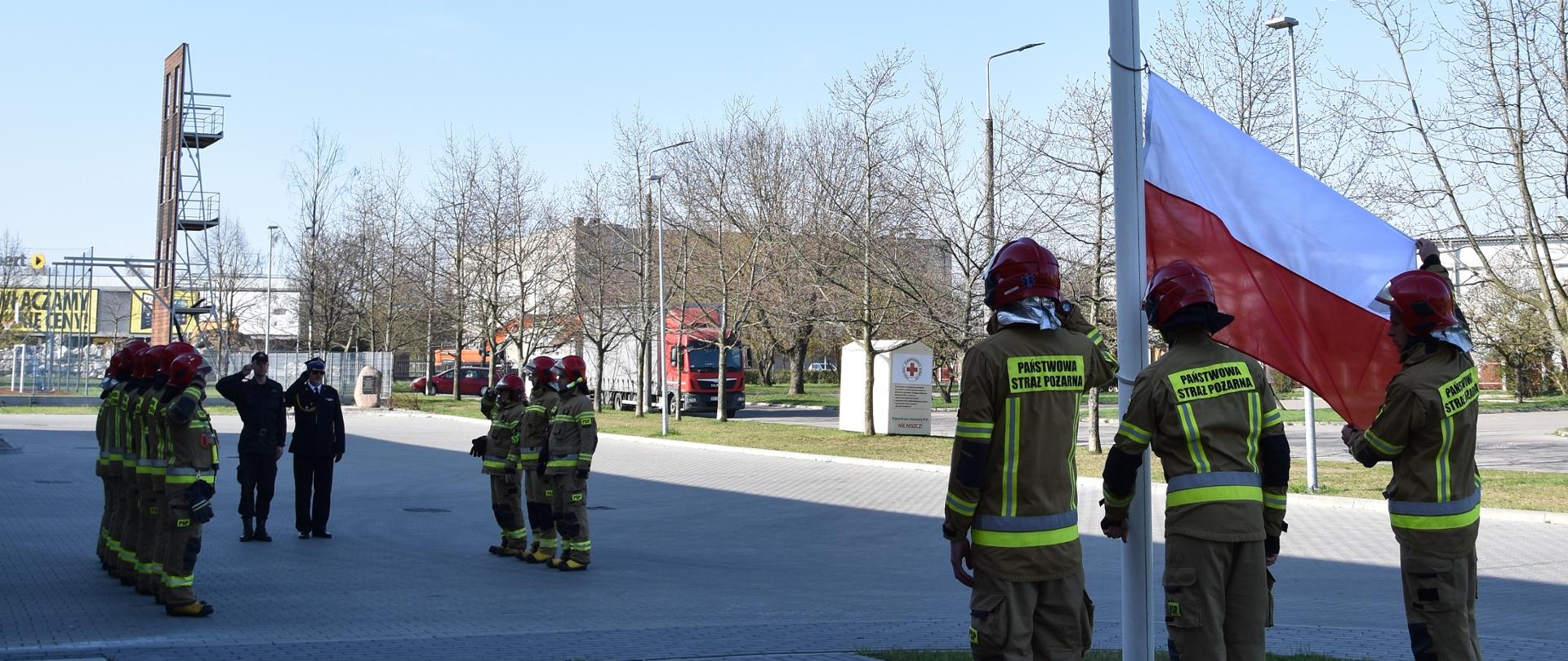 Podniesienie Flagi RP i odśpiewanie hymnu