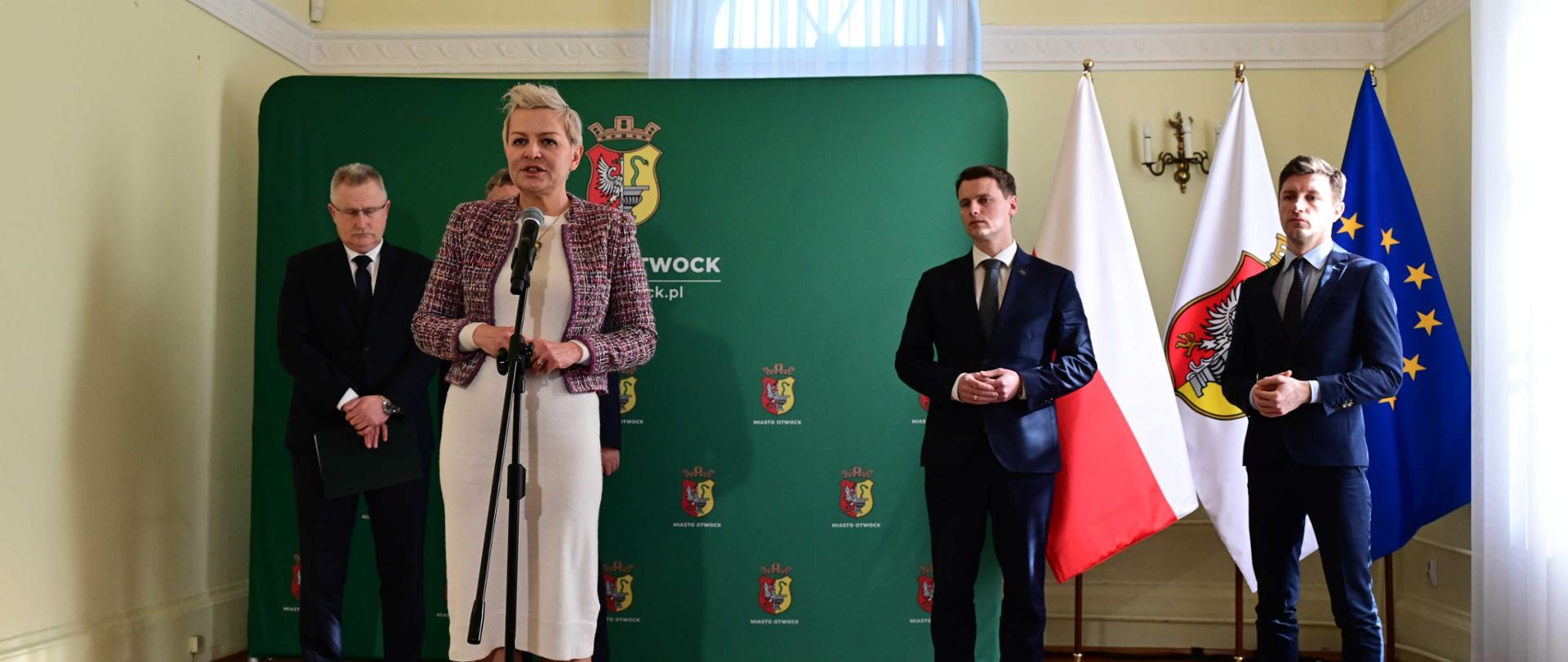 wiceminister klimatu i środowiska Anna Łukaszewska-Trzeciakowska podczas konferencji prasowej w Otwocku