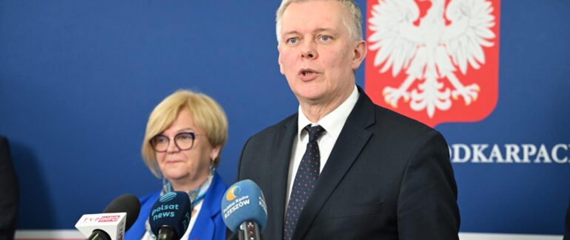 Minister Tomasz Siemoniak zabiera głos podczas briefingu