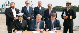 Podpisanie ostatniej umowy na pogłębienie toru wodnego Świnoujście – Szczecin na nabrzeżu przy torze wodnym.