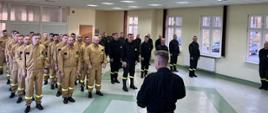 Na zdjęciu elewi podczas rozpoczęcia. Zdjęcie wykonane na sali stołówki. Przed elewami widoczny st. bryg. Kazimierz Lesisz - zastępca Zachodniopomorskiego Komendanta Wojewódzkiego dokonujący rozpoczęcia kursu.