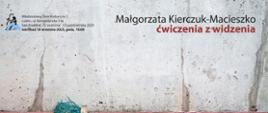 Plakat wystawy. Przedstawia fragment szczotkę do zamiatania z drewnianą oprawą i trzonkiem oraz włosiem z zielonego tworzywa sztucznego, już mocno zużytą, na tle betonowej ściany. Tekst na plakacie: Małgorzata Kierczuk-Macieszko, „Ćwiczenia z widzenia”, Młodzieżowy Dom Kultury nr 2, Lublin, ul. Bernardyńska 14a, Sala Kwadrat, 15 września – 15 października 2025, wernisaż 18 września 2025, godz. 18.00