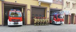 Strażacy oddający hołd ofiarom katastrofy w Smoleńsku