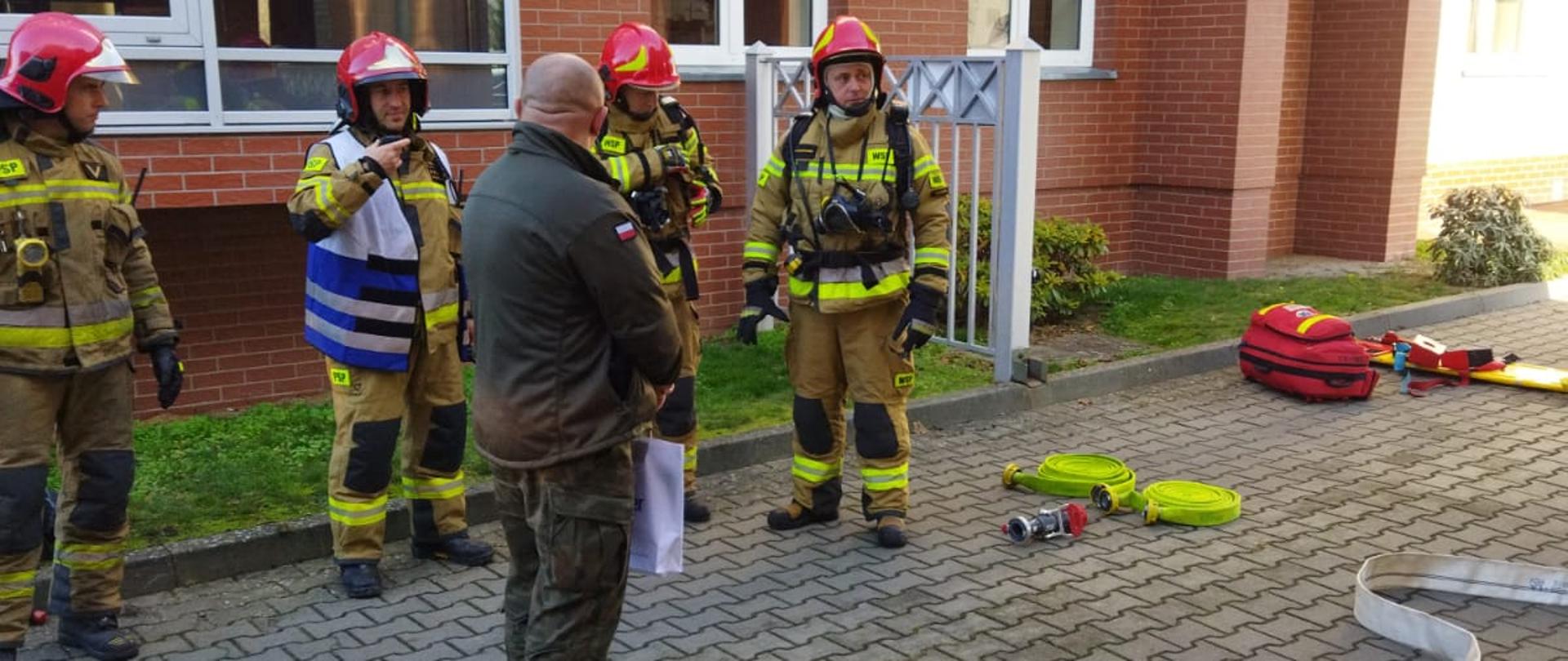 Na zdjęciu strażacy podczas ćwiczeń.