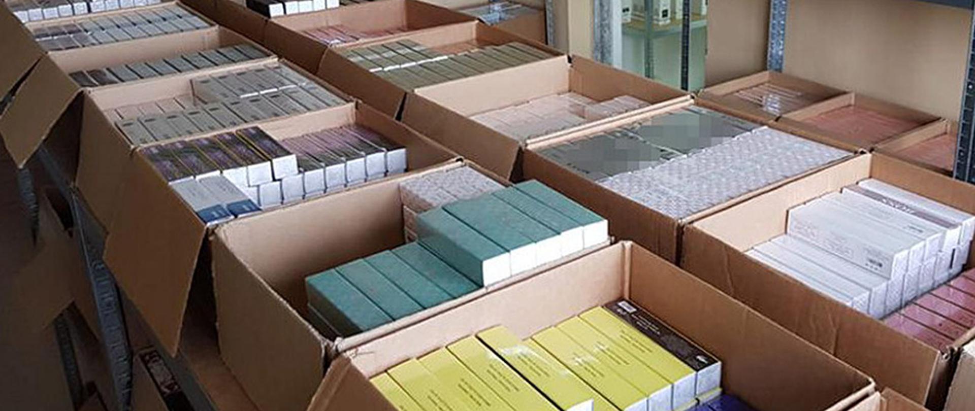Kartony wypełnione perfumami z nielegalnie naniesionymi znakami towarowymi.