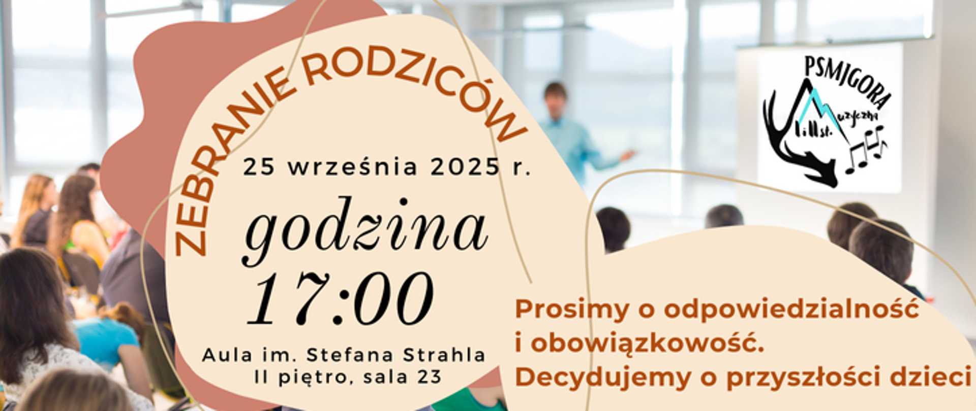 Na tle zdjęcia przedstawiającego zebranie ludzi z osobą prowadzącą są nieregularnego kształtu plamy w kolorze ciemnego beżu i jasnego beżu. Napisy: Zebranie rodziców, 25 września 2025 r., godz. 17:00 Aula im. Stefana Strahla, II piętro, sala 23. Prosimy o odpowiedzialność i obowiązkowość. Decydujemy o przyszłości dzieci.