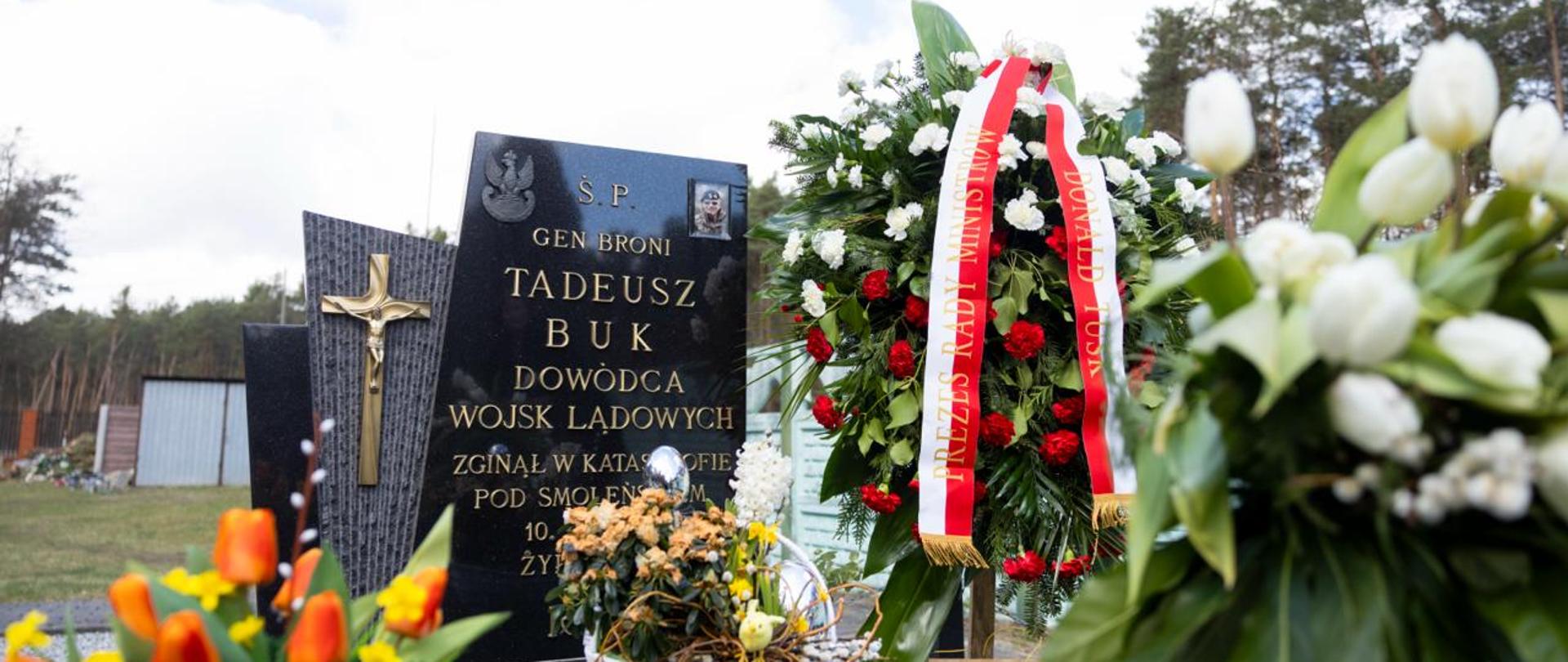Grób ś.p. generała broni Tadeusza Buka - dowódcy wojsk lądowych, który zginął w katastrofie pod Smoleńskiem 