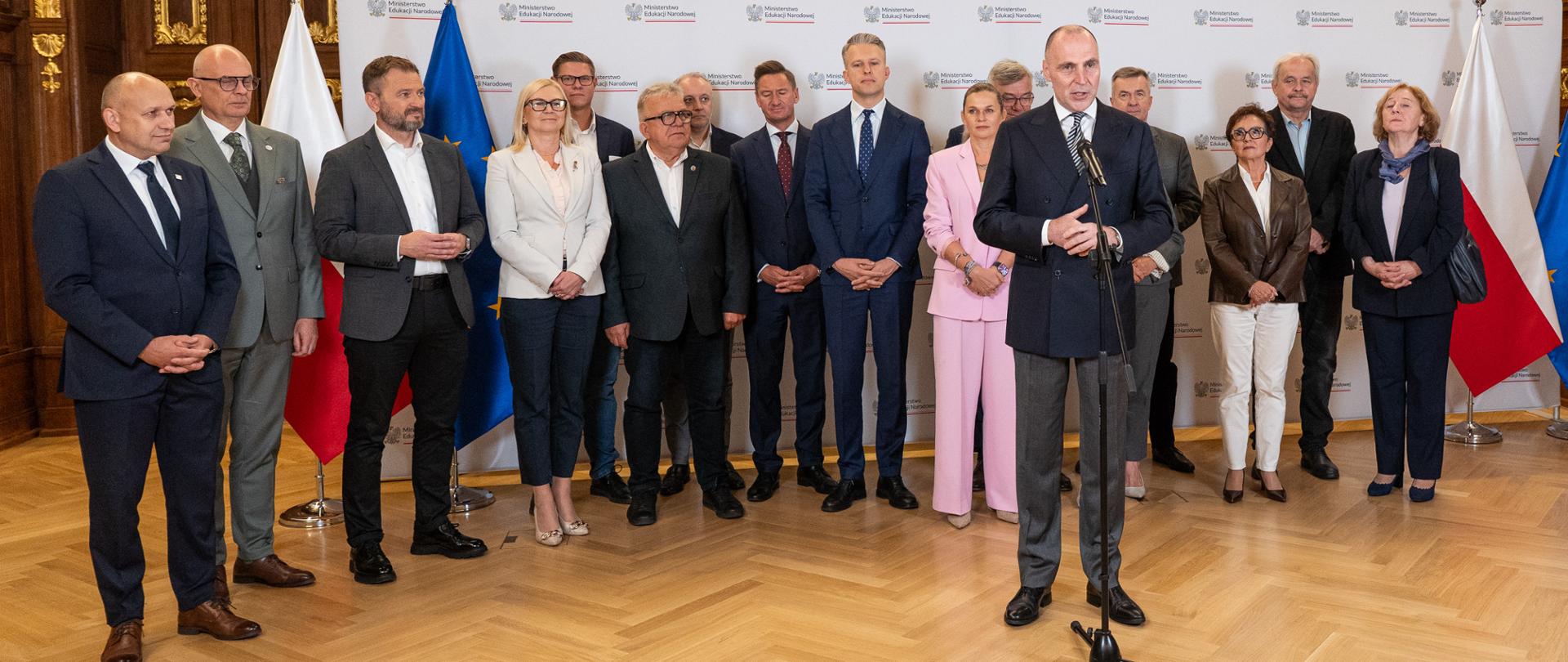przy mikrofonie wojewoda, za nim uczestnicy konferencji prasowej 