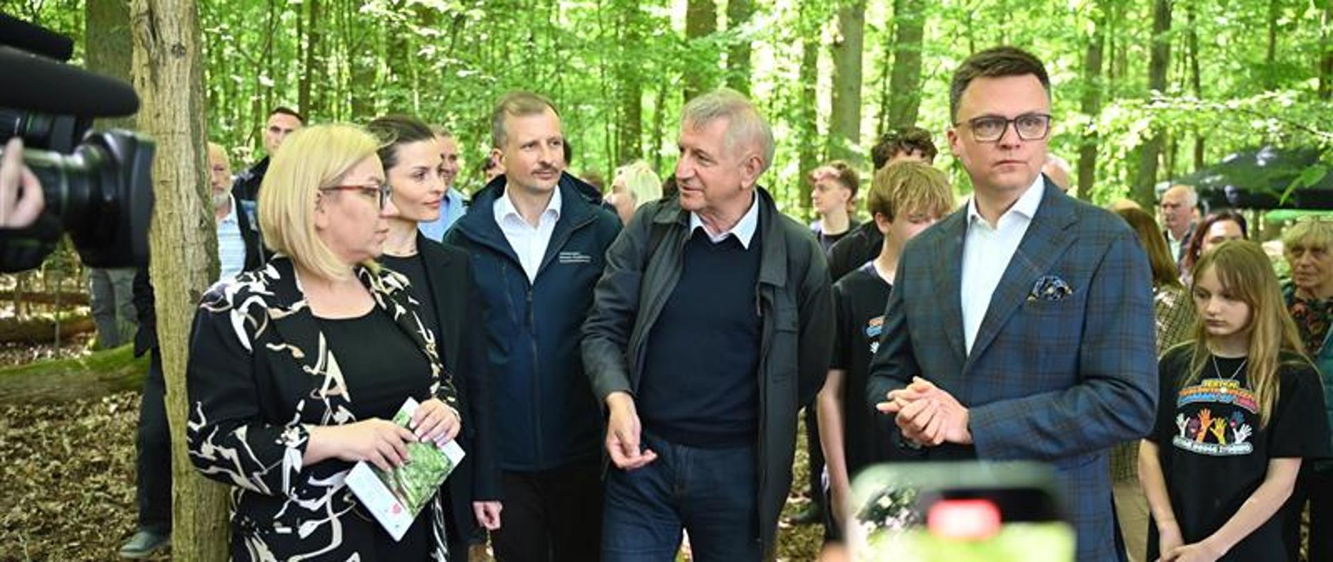 Ministra klimatu i środowiska Paulina Hennig-Kloska oraz wiceminister Mikołaj Dorożała podczas ogłoszenia powołania setnego rezerwatu przyrody w ramach inicjatywy „100 rezerwatów na 100-lecie Lasów Państwowych”.