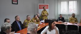 Podczas narady prowadzi prezentację Zastępca Komendanta Powiatowego w Ostrowcu Św. 