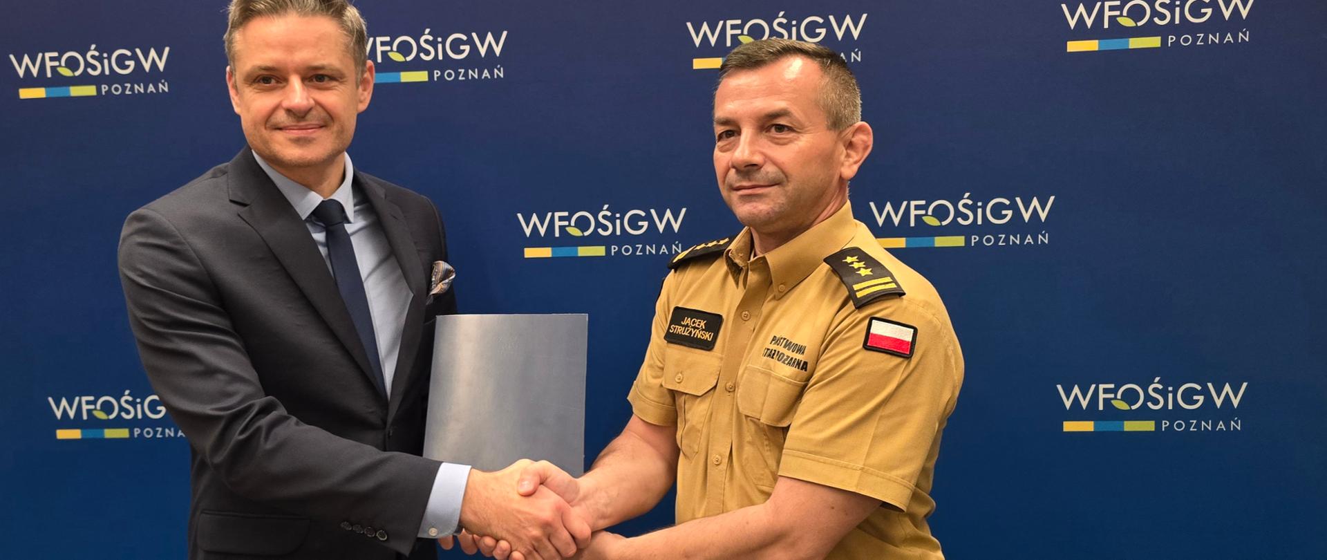 wielkopolski komendant wojewódzki PSP w mundurze służbowym ściska ręce z prezesem Wojewódzkiego Funduszu Ochrony Środowiska i Gospodarki Wodnej w Poznaniu