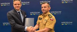 wielkopolski komendant wojewódzki PSP w mundurze służbowym ściska ręce z prezesem Wojewódzkiego Funduszu Ochrony Środowiska i Gospodarki Wodnej w Poznaniu