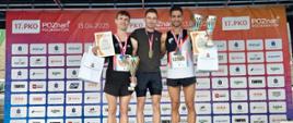 Zdjęcie przedstawia zwycięzców Mistrzostw Polski Strażaków PSP w półmaratonie na podium.