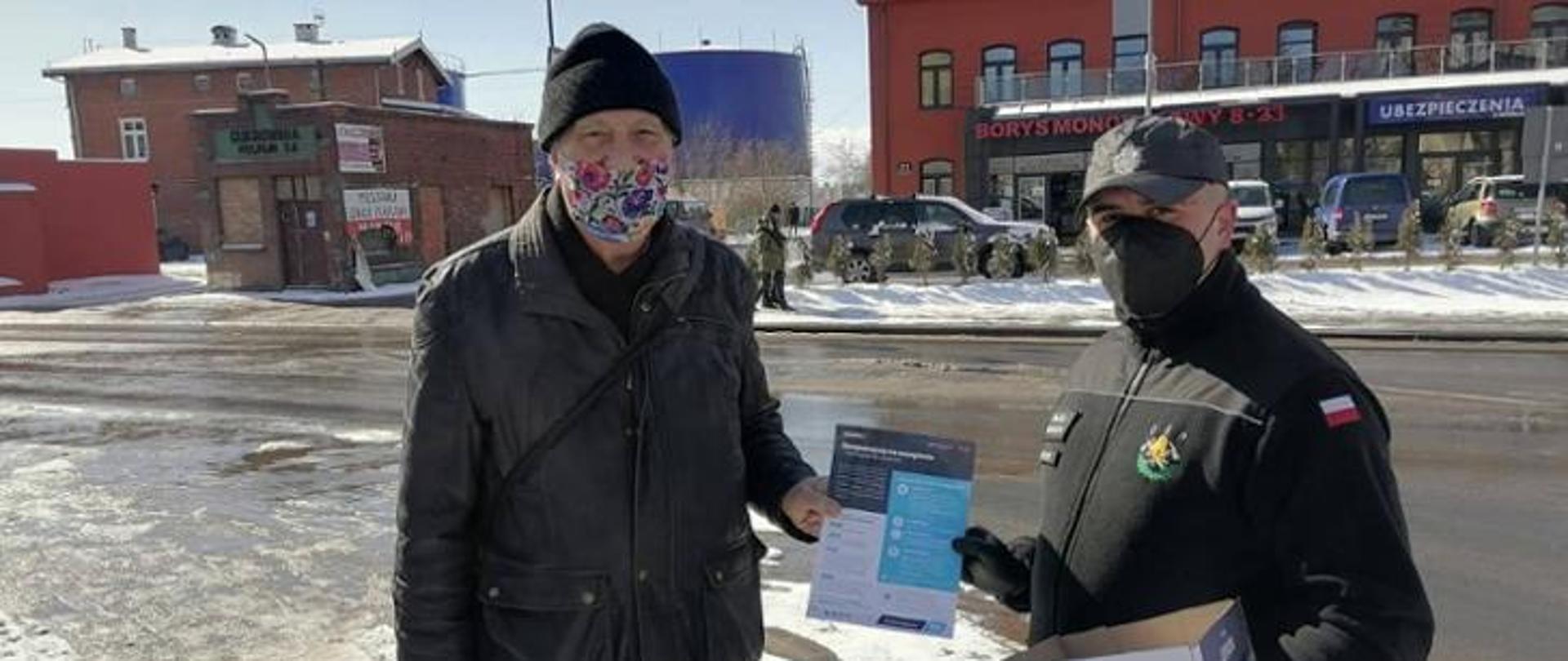 Kolportaż ulotek informacyjnych przez strażaków z OSP.