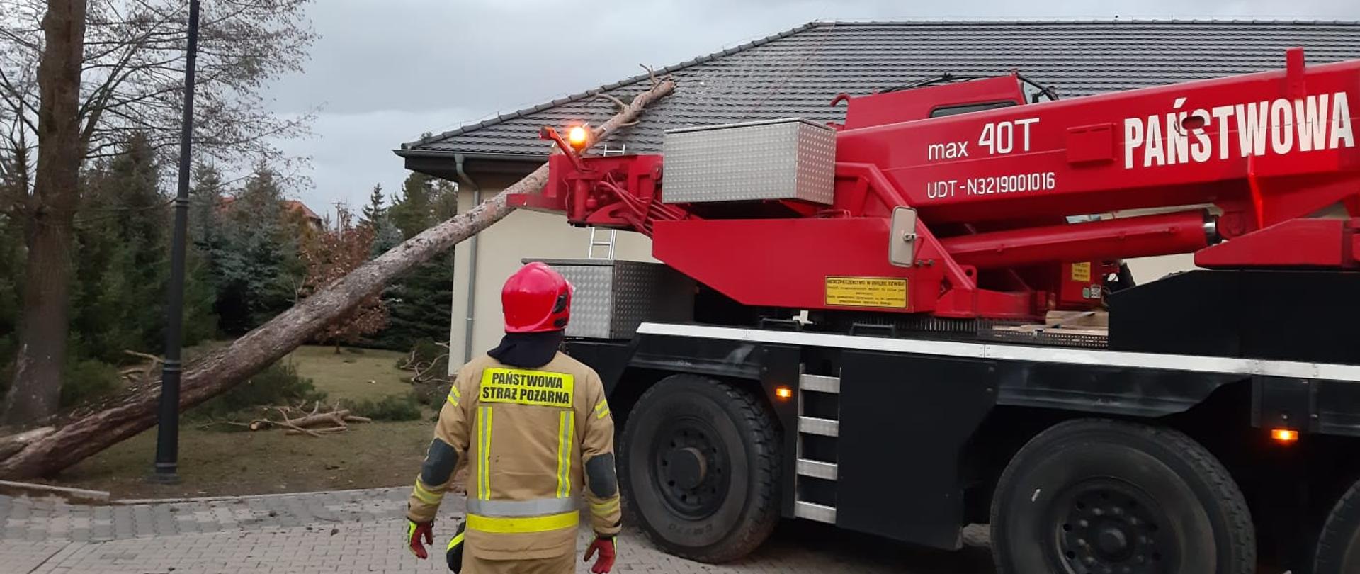 Samochód specjalny ciężki z żurawiem u udźwigu do 40 ton z Jednostki Ratowniczo-Gaśniczej nr 7 Komendy Miejskiej PSP w Poznaniu.