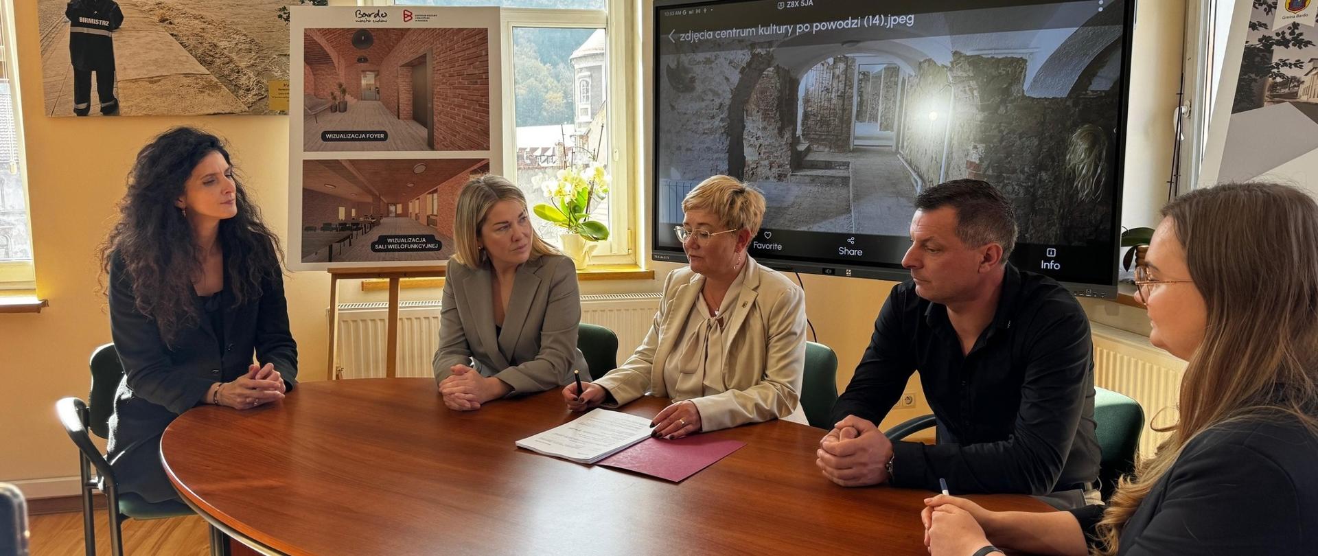 Podpisanie umowy w Bardzie na remont Centrum Kultury i Biblioteki