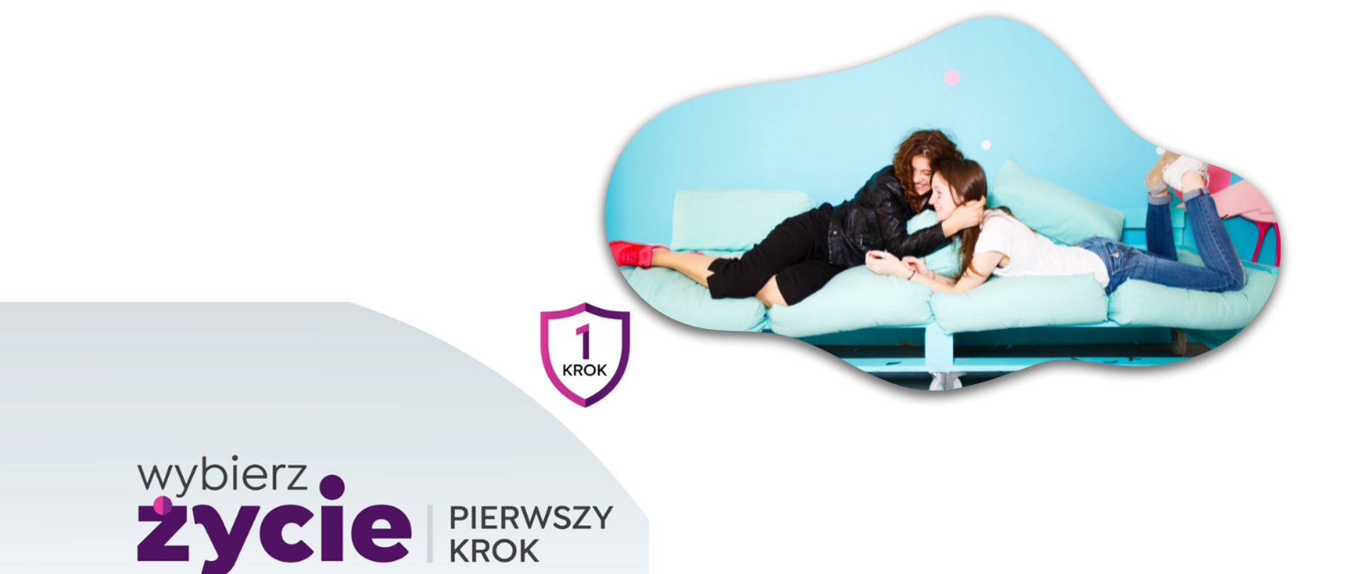 Na grafice znajduje się chmurka w której jest kolorowe zdjęcie dwóch leżących na łóżku nastolatek. Na dole znajduje się logo programu "Wybierz życie - pierwszy krok"