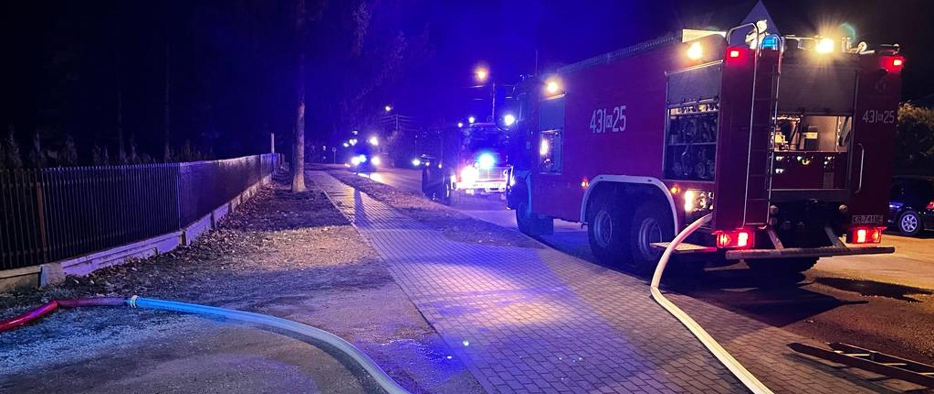 na zdjęciu pojazdy gaśnicze JRG i OSP zaparkowane wzdłuż ulicy Radomyślskiej oraz nawodnioną linie główną