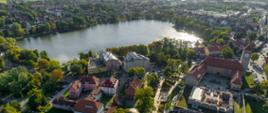 Zdjęcie krajobrazowe. Miasto, akwen wodny. Fot.: Urząd Gminy w Szczytnie.