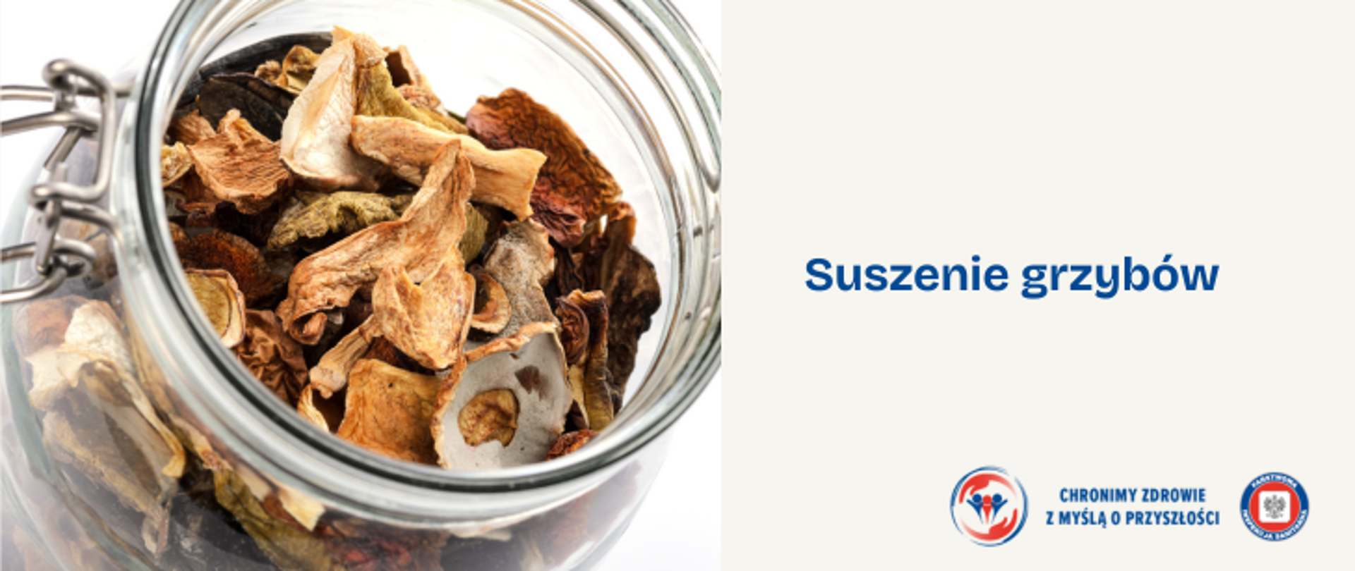 Grafika przedstawia po lewej stronie otwarty słoik, w którym znajdują się suszone grzyby. Po prawej stronie na beżowym tle umieszczono napis Suszenie grzybów w kolorze granatowym. W prawym dolnym rogu znajdują się dwa logo Inspekcji Sanitarnej oraz napis Chronimy Zdrowie z Myślą o Przyszłości. 