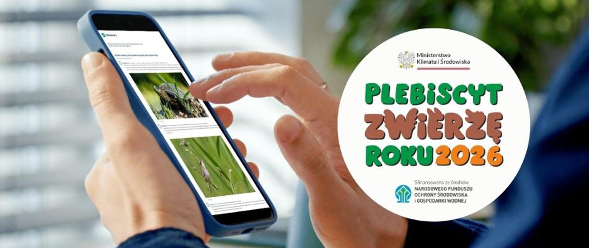 Na wyświetlaczu telefonu komórkowego trzymanego w dłoniach widoczne zdjęcia przyrodnicze. Po prawej stronie, pomiędzy logotypami Ministerstwa Klimatu i Środowiska oraz Narodowego Funduszu Ochrony Środowiska i Gospodarki Wodnej napis: Plebiscyt Zwierzę Roku 2026