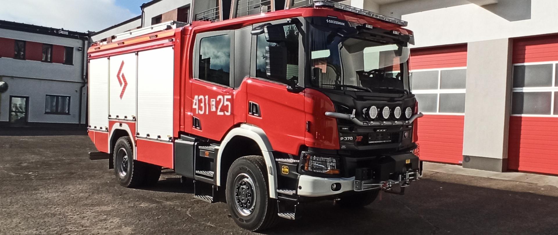 Nowy GCBA dla wschowskich strażaków - zdjęcie GCBA z przodu. Na pojeździe numer operacyjny 431F25 na tle bram garażowych.