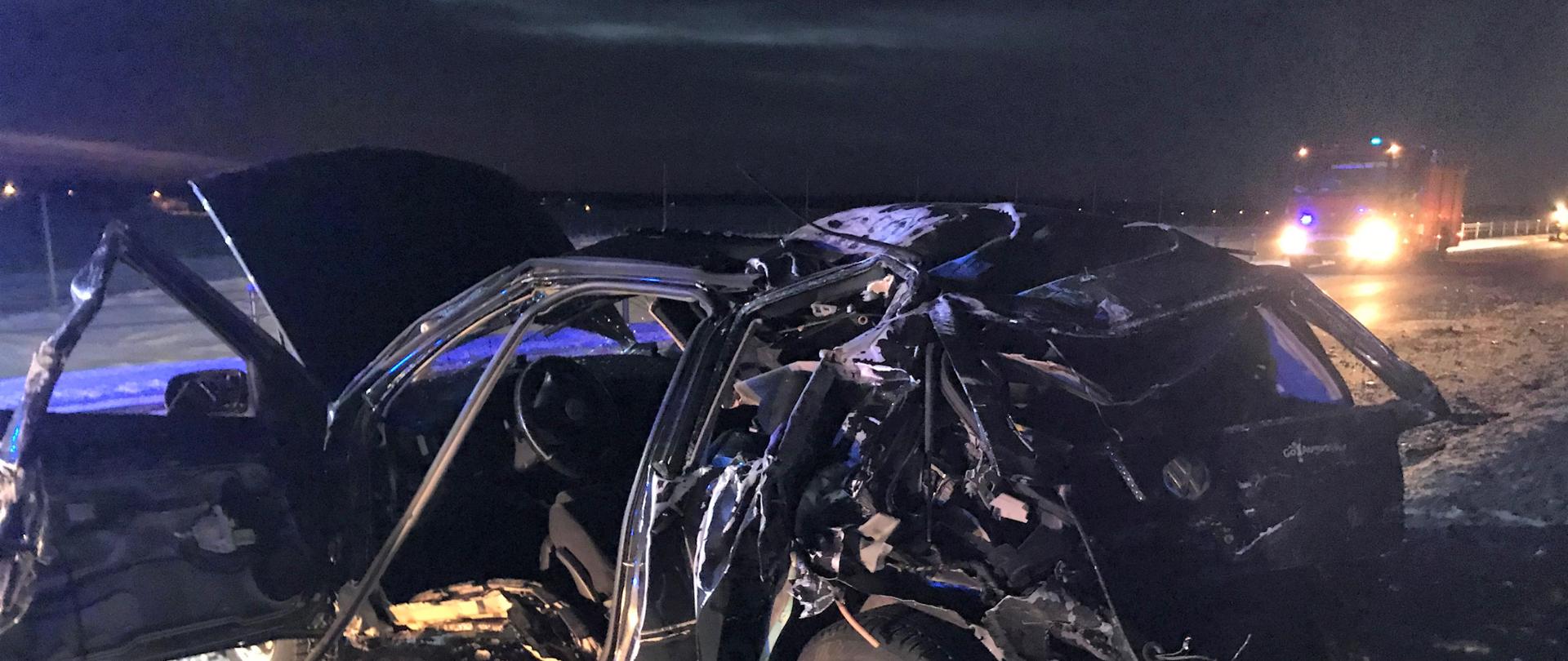 na obrazku widać uszkodzony samochód osobowy marki VW Golf 4. W tle widać samochód pożarniczy.