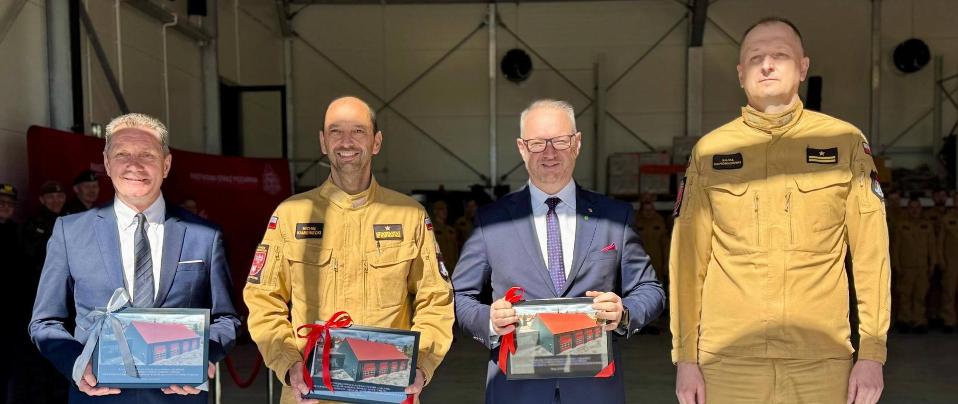 mężczyzna w garniturze, wojewoda, pozuje do zdjęcia z oficjelami 