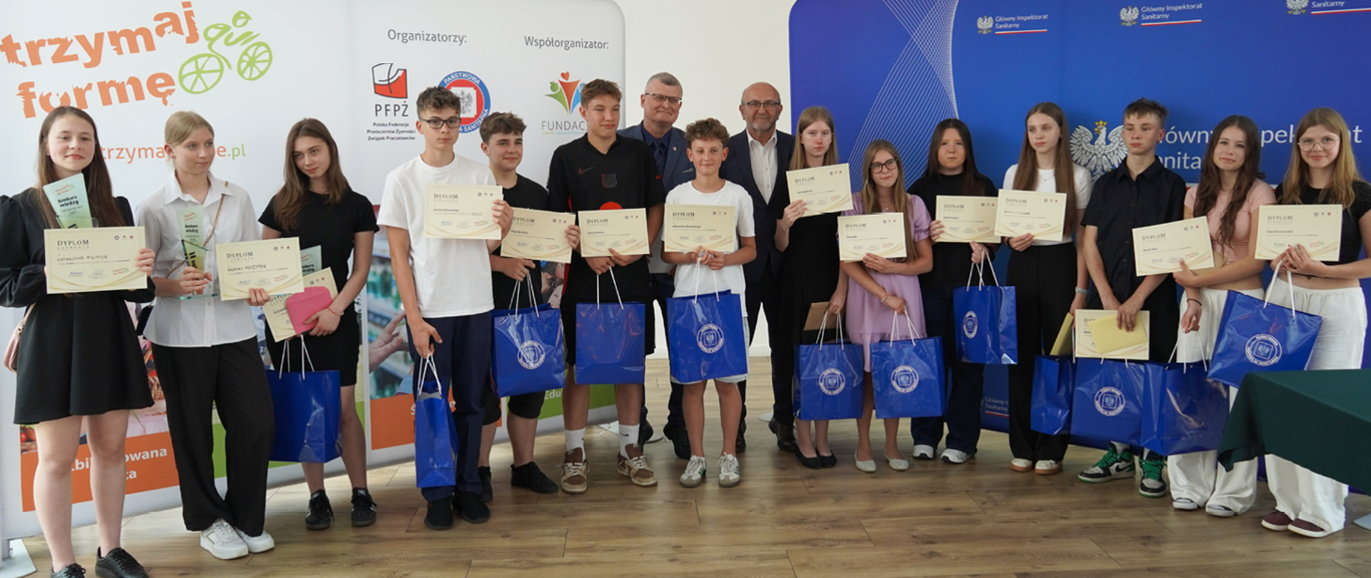 Zdjęcie przedstawia finalistów konkursu którzy stoją z dyplomami oraz nagrodami 