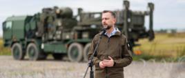 24 września 2026 r. wicepremier - minister obrony narodowej Władysław Kosiniak-Kamysz przebywał w Garnizonie Rzeszów z wizytą w POLLOGHUB oraz na stanowiskach ogniowych obrony przeciwlotniczej Sił Zbrojnych RP i kontyngentu wojskowego Królestwa Niderlandów i Wlk. Brytanii w rejonie Portu Lotniczego Rzeszów-Jasionka. Fot. Krzysztof Niedziela/MON 