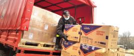 Mężczyzna pakujący pudełka kartonowe na samochód ciężarowy 