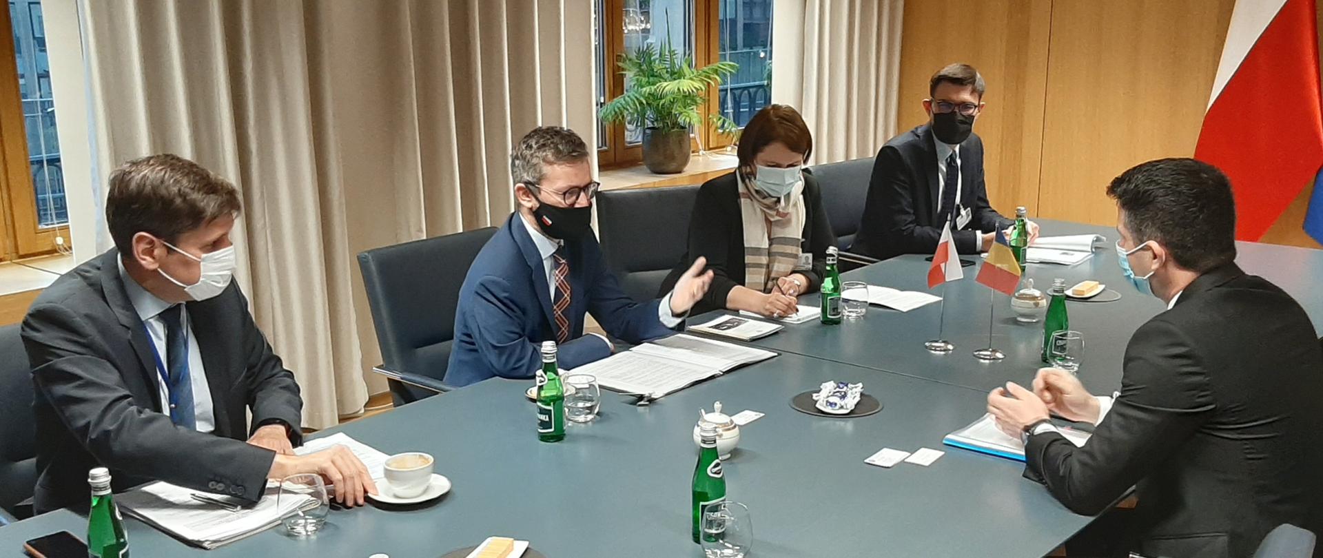 Wiceminister infrastruktury Grzegorz Witkowski podczas spotkania z rumuńskim odpowiednikiem