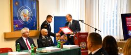 Na zdjęciu widoczny Pan Kazimierz Koprowski Prezes Zarządu Wojewódzkiego Funduszu Ochrony Środowiska Gospodarki Wodnej w Krakowie wręczający podziękowania st. bryg. Krzysztofowi Gładyszowi