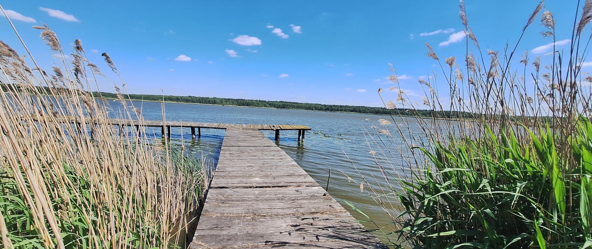 Drewniany pomost wędkarski na Jeziorze Białe Sosnowickie.